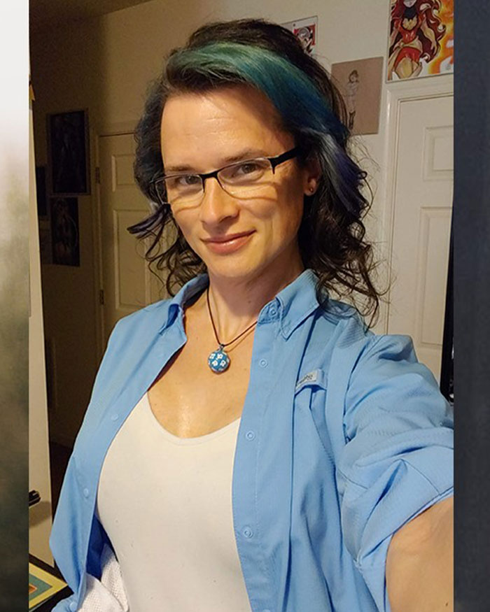 High school teacher with glasses and blue-streaked hair wearing casual costume, sparking outrage among parents online. High school teacher with glasses and blue-streaked hair wearing casual costume, sparking outrage among parents online.