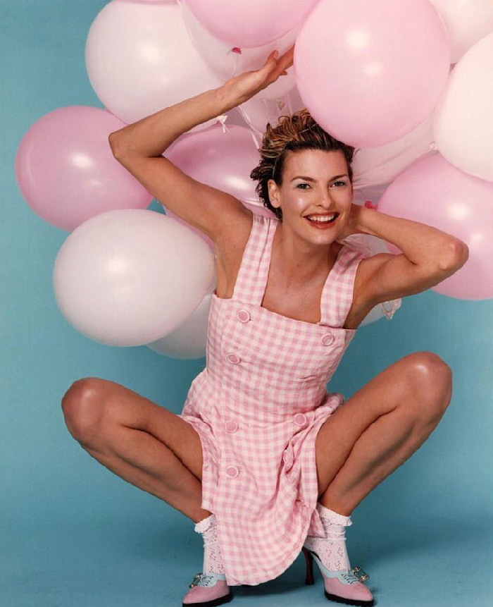 Linda Evangelista smiling in a pink dress holding pink and white balloons showcasing Coolsculpting results. Linda Evangelista smiling in a pink dress holding pink and white balloons showcasing Coolsculpting results.