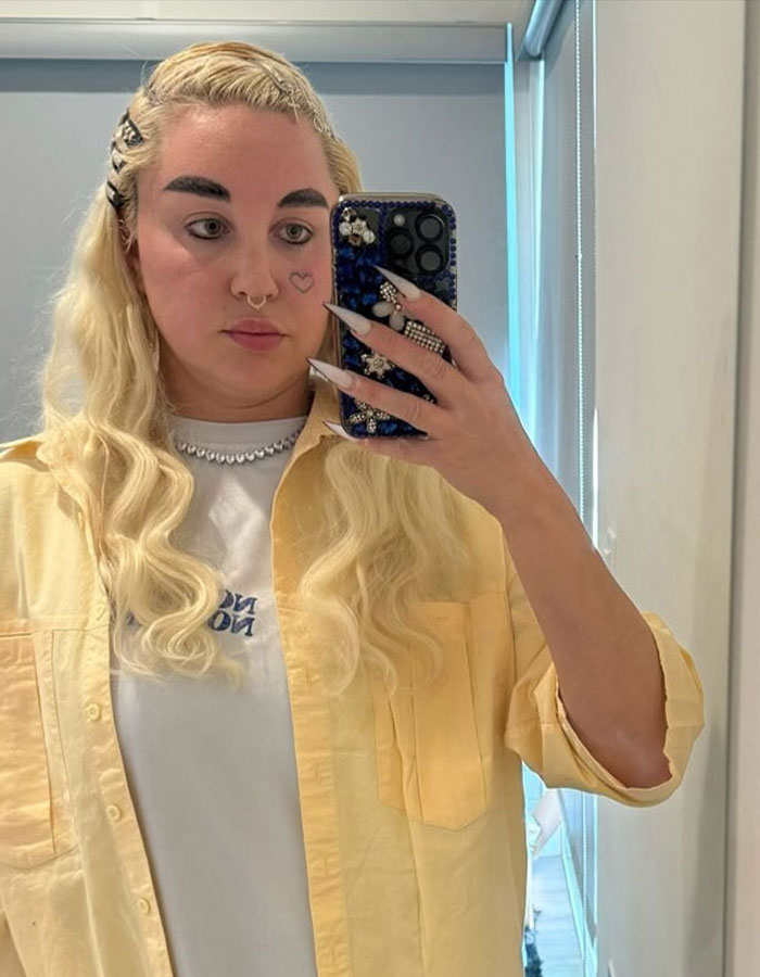Amanda Bynes taking a mirror selfie, showing dramatic weight loss and discussing use of injections.