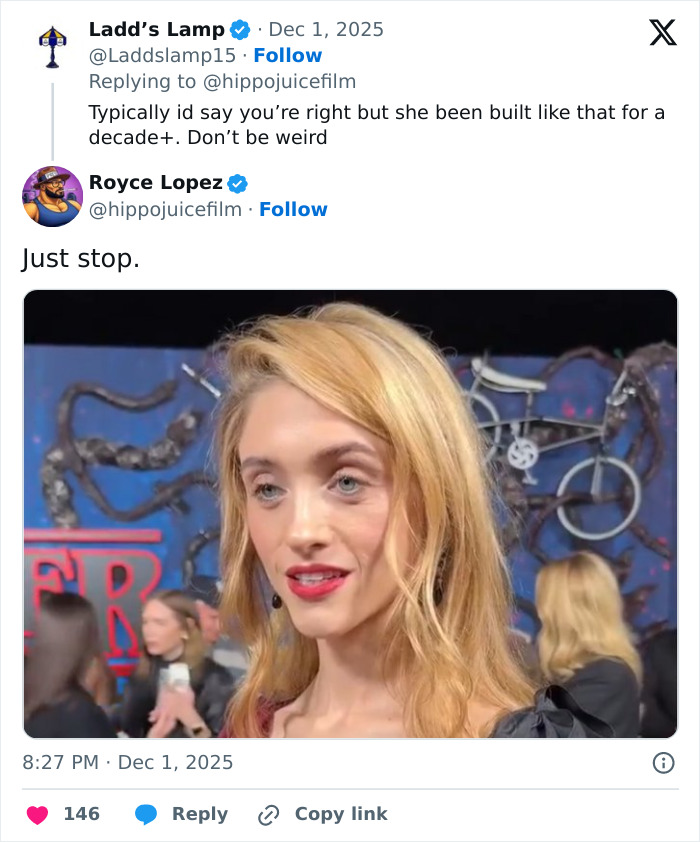 Stranger Things star Natalia Dyer with blonde hair and red lipstick at an event, compared to Ariana Grande by fans. Stranger Things star Natalia Dyer with blonde hair and red lipstick at an event, compared to Ariana Grande by fans.