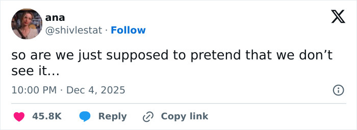 Twitter post discussing people noticing bizarre detail after Rebel Wilson shares photo with Ariana Grande. Twitter post discussing people noticing bizarre detail after Rebel Wilson shares photo with Ariana Grande.