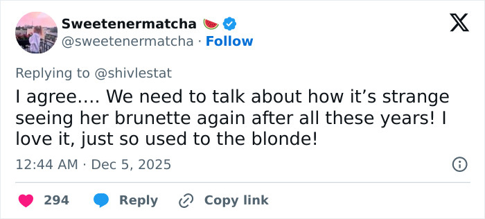 Screenshot of a Twitter reply discussing people noticing a bizarre detail after Rebel Wilson shares photo with Ariana Grande. Screenshot of a Twitter reply discussing people noticing a bizarre detail after Rebel Wilson shares photo with Ariana Grande.