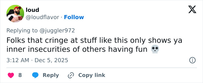 Tweet discussing backlash and mockery related to Noah Schnapp scene recreation in new Stranger Things season.