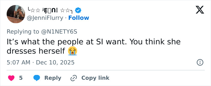 Tweet discussing Sydney Sweeney fans spotting an odd detail in the Sports Illustrated cover with a crying emoji. Tweet discussing Sydney Sweeney fans spotting an odd detail in the Sports Illustrated cover with a crying emoji.