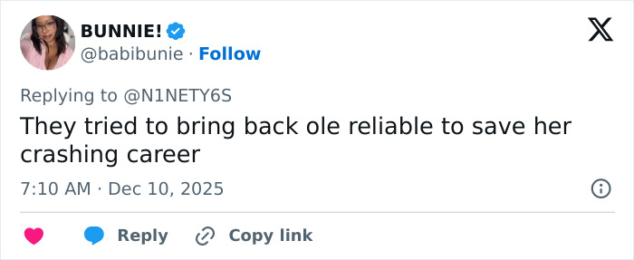 Twitter user commenting on Sydney Sweeney fans spotting an odd detail on Sports Illustrated cover. Twitter user commenting on Sydney Sweeney fans spotting an odd detail on Sports Illustrated cover.