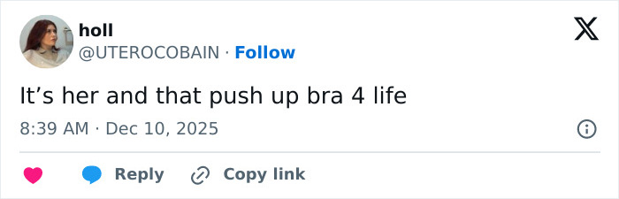 Tweet from a fan highlighting Sydney Sweeney and a noticeable detail in her Sports Illustrated cover photo. Tweet from a fan highlighting Sydney Sweeney and a noticeable detail in her Sports Illustrated cover photo.