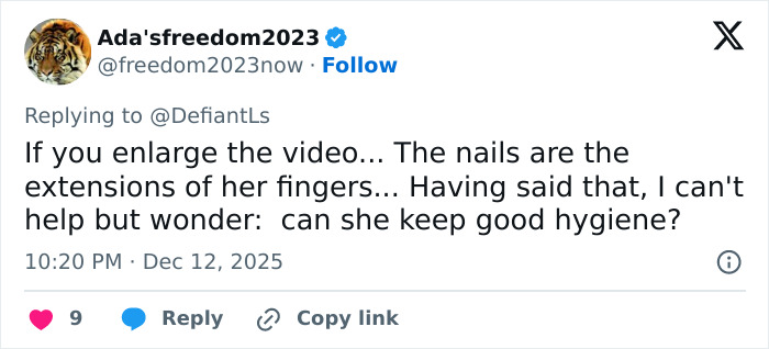 Tweet discussing Cynthia Erivo’s oddly large hands and finger nail extensions, sparking debate about hygiene. Tweet discussing Cynthia Erivo’s oddly large hands and finger nail extensions, sparking debate about hygiene.