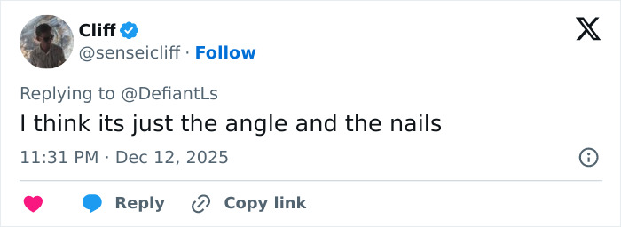 Screenshot of a tweet discussing Cynthia Erivo’s oddly large hands and the angle affecting their appearance. Screenshot of a tweet discussing Cynthia Erivo’s oddly large hands and the angle affecting their appearance.