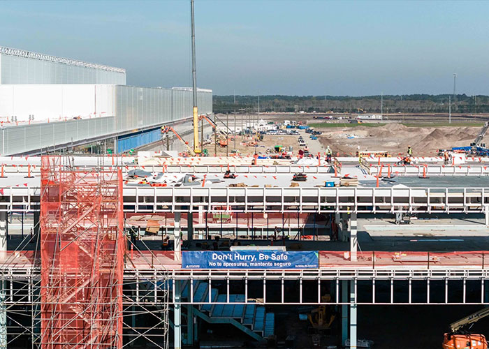 Trabalhador foge após acidente trágico com empilhadeira que tira a vida do CEO: "Ele estava no telefone"