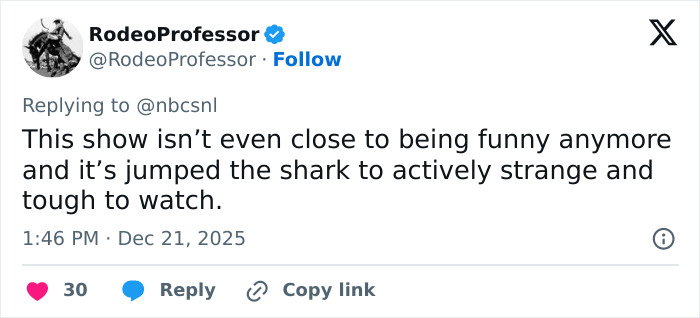 Screenshot of a tweet criticizing SNL’s Home Alone parody starring Ariana Grande with a bloody twist dividing fans. Screenshot of a tweet criticizing SNL’s Home Alone parody starring Ariana Grande with a bloody twist dividing fans.