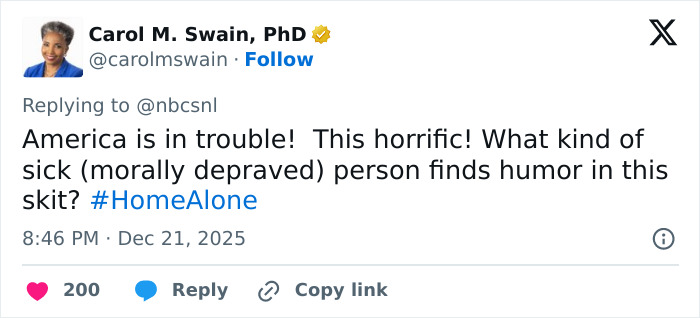 Tweet criticizing the bloody twist in SNL’s Home Alone parody featuring Ariana Grande, sparking fan division. Tweet criticizing the bloody twist in SNL’s Home Alone parody featuring Ariana Grande, sparking fan division.