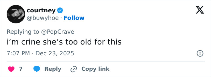 "Eles realmente fizeram Photoshop nela": Sessão fotográfica de lingerie natalina de Madonna provoca frenesi