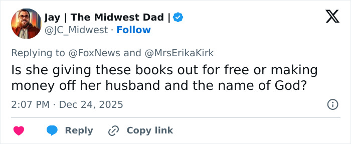 Erika Kirk acusada de lucrar com a tragédia com mensagem de Natal promovendo o livro de Charlie Kirk