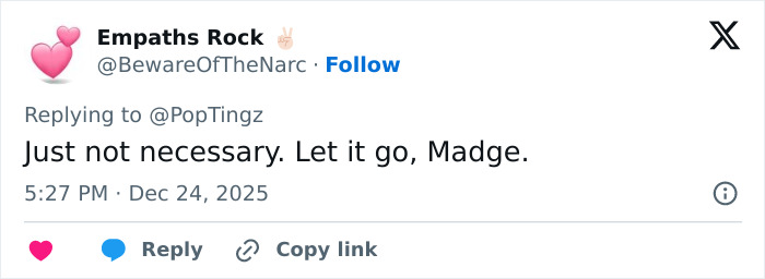 "Eles realmente fizeram Photoshop nela": Sessão fotográfica de lingerie natalina de Madonna provoca frenesi "Eles realmente fizeram Photoshop nela": Sessão fotográfica de lingerie natalina de Madonna provoca frenesi