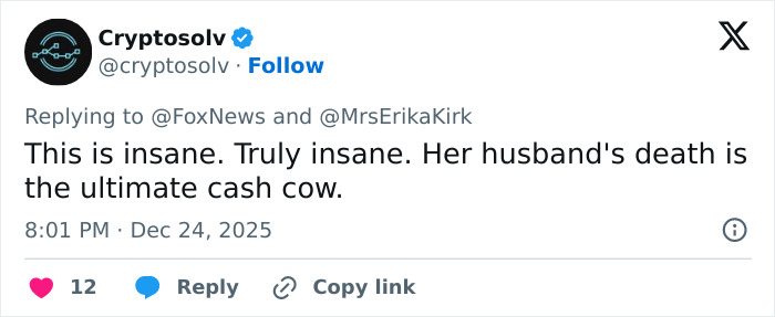 Erika Kirk acusada de lucrar com a tragédia com mensagem de Natal promovendo o livro de Charlie Kirk