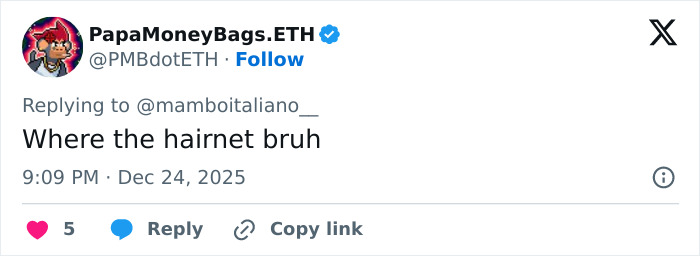 21-year-old pizza maker in a casual setting goes viral after fans praise her look compared to Sydney Sweeney. 21-year-old pizza maker in a casual setting goes viral after fans praise her look compared to Sydney Sweeney.