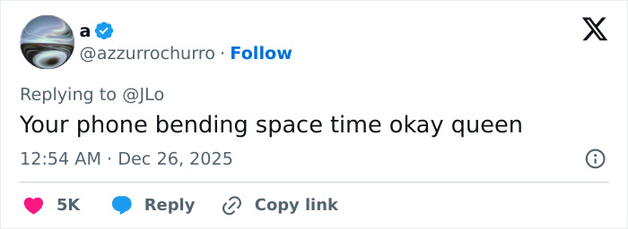 Tweet commenting on an odd detail in Jennifer Lopez&rsquo;s Christmas photo, with people calling out her Photoshop skills.