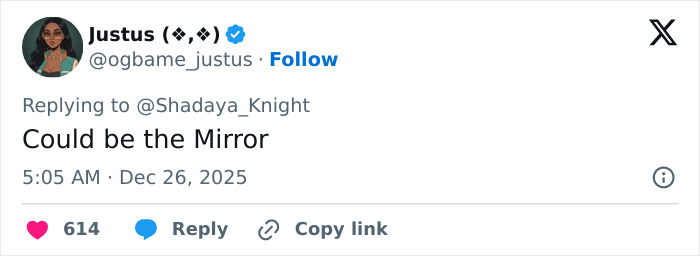 Screenshot of a Twitter reply discussing an odd detail in Jennifer Lopez&rsquo;s Christmas photo and her Photoshop skills.