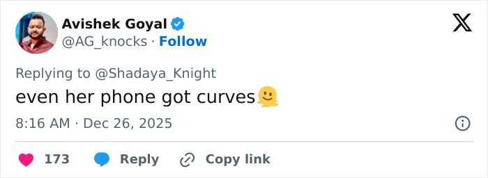 Screenshot of a tweet commenting on an odd detail in Jennifer Lopez&rsquo;s Christmas photo and her Photoshop skills.