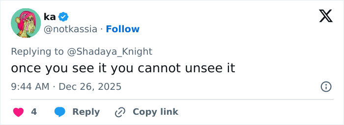 Tweet from user reacting to odd detail in Jennifer Lopez&rsquo;s Christmas photo with comments on her Photoshop skills.