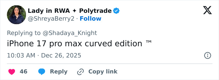 Jennifer Lopez&rsquo;s Christmas photo showing an odd detail that sparked calls about her Photoshop skills.