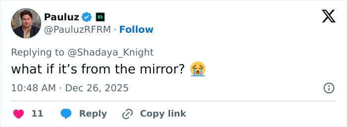 Screenshot of a Twitter reply discussing an odd detail in Jennifer Lopez&rsquo;s Christmas photo and questioning Photoshop skills.