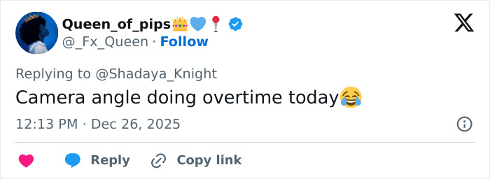 Screenshot of a tweet commenting on an odd detail in Jennifer Lopez&rsquo;s Christmas photo and Photoshop skills.