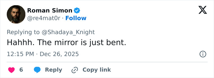 Screenshot of a Twitter reply discussing the odd detail in Jennifer Lopez&rsquo;s Christmas photo and her Photoshop skills.