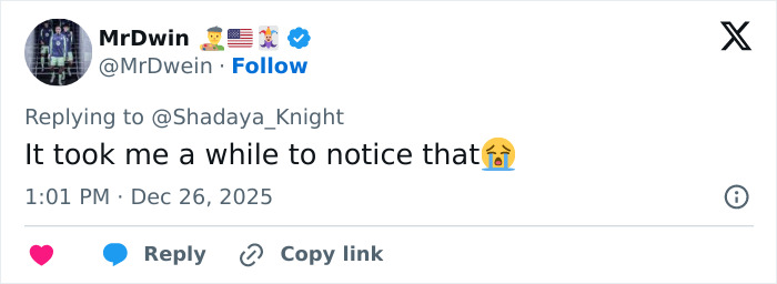 Tweet from MrDwein reacting with surprise to an odd detail in Jennifer Lopez&rsquo;s Christmas photo sparking Photoshop discussions.