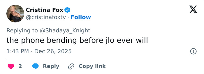 Tweet from Cristina Fox commenting on an odd detail in Jennifer Lopez&rsquo;s Christmas photo sparking Photoshop skills debate.