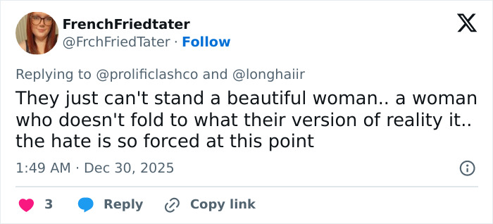 Tweet discussing heated reactions to Sydney Sweeney and Lindsay Lohan comparison, mentioning forced hate and beauty.
