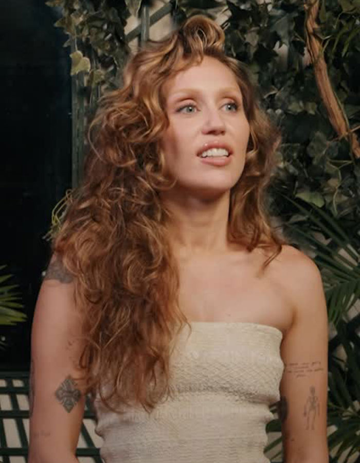 Miley Cyrus with natural curly hair and youthful glow, showcasing her viral makeover without veeners. Miley Cyrus with natural curly hair and youthful glow, showcasing her viral makeover without veeners.