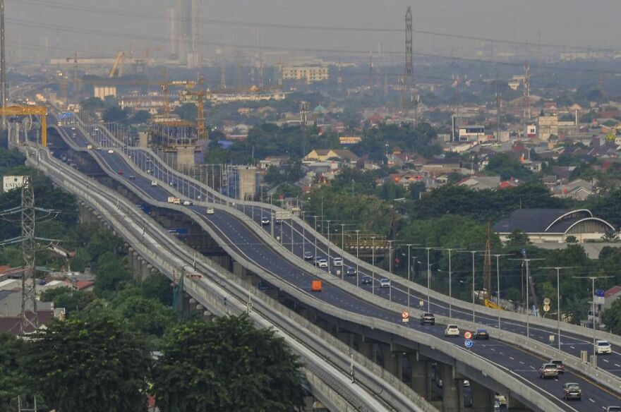 Aerial view of remarkable engineering on one of the longest bridges in the world with vehicles traveling on multiple lanes.