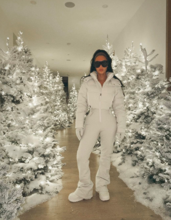 "Eles a odeiam": Os fãs acreditam que a falha no cartão de Natal de Kim Kardashian reflete a vida doméstica das crianças "Eles a odeiam": Os fãs acreditam que a falha no cartão de Natal de Kim Kardashian reflete a vida doméstica das crianças