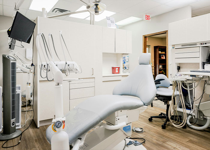 Dental chair and equipment in a bright clinic setting, relating to patient&rsquo;s haunting final post before fatal procedure concerns.