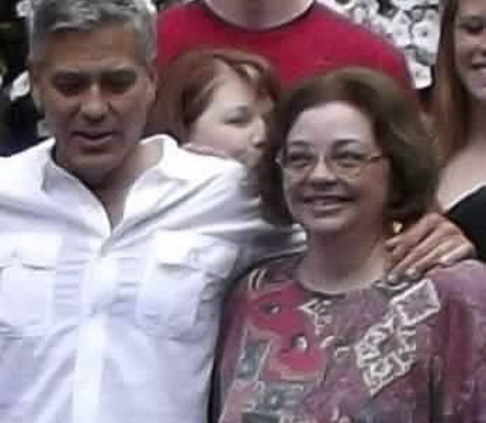 George Clooney standing with family members, sharing a heartfelt tribute after sister Ada passes away at 65. George Clooney standing with family members, sharing a heartfelt tribute after sister Ada passes away at 65.