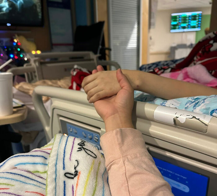 Menina de 14 anos com condição rara passa por 17 horas de cirurgia exaustiva para remover perna de 174 libras