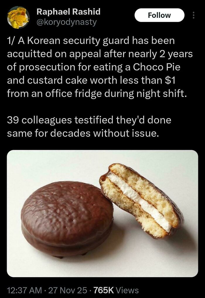 Tweet about a Korean security guard acquitted after eating a Choco Pie, part of chaotic non-political tweets on the internet.
