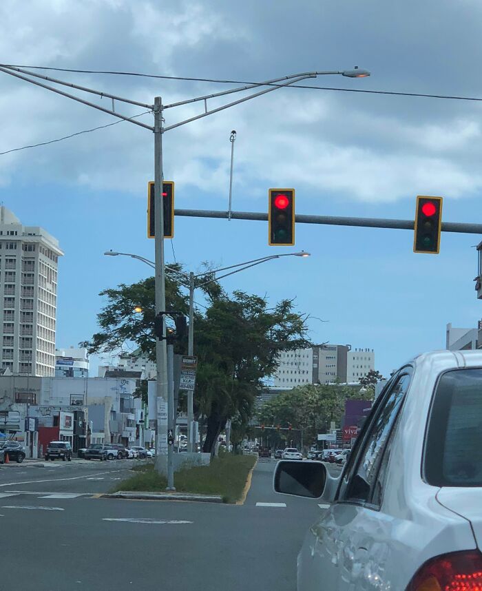 Traffic lights showing red on all signals at an intersection, illustrating poor job e*******n in traffic management.