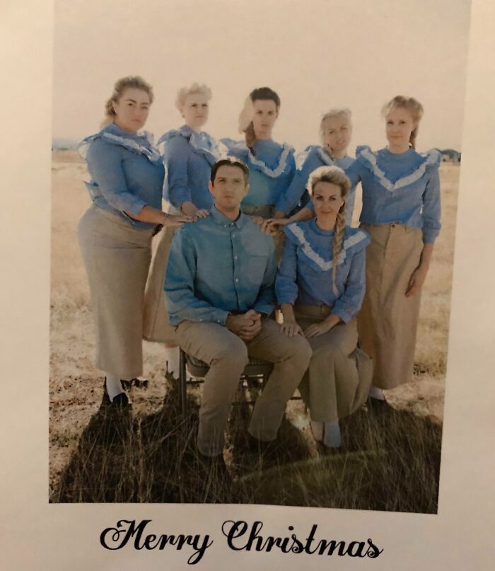 Meu colega de trabalho mórmon acha engraçado quando as pessoas perguntam se ele tem várias esposas (ele não tem). Para seu cartão de Natal deste ano, ele decidiu pregar uma peça em todo mundo