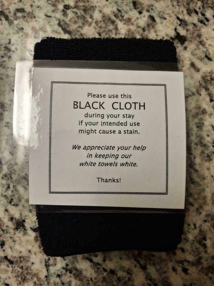 Black cloth provided to prevent stains and keep white towels clean, an interesting practical solution shared online.