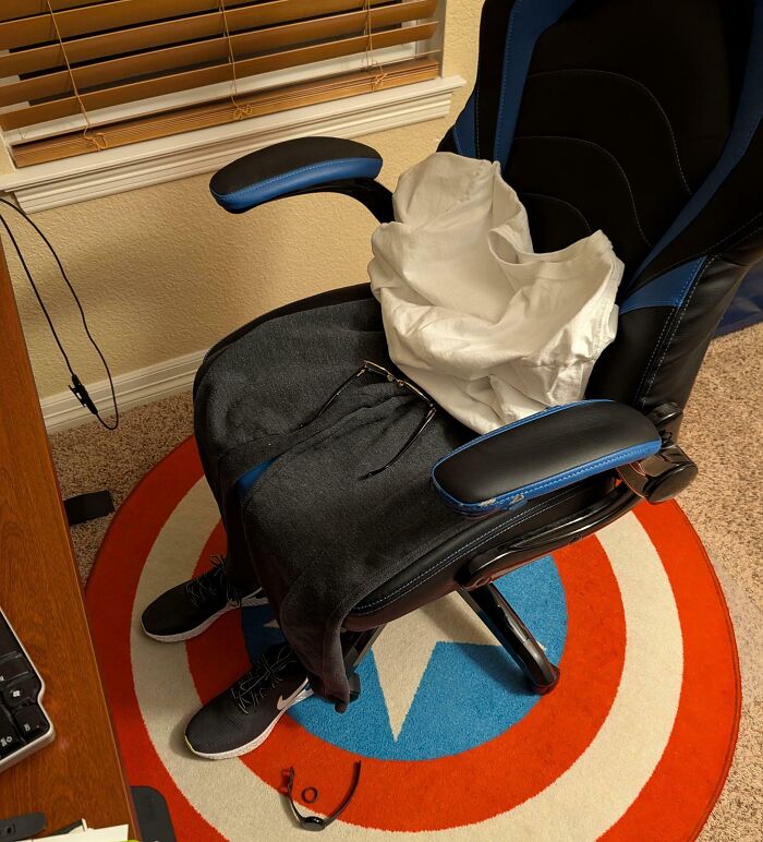 Gaming chair dressed with clothes and shoes, creating a funny picture capturing the weirdness of 2025.