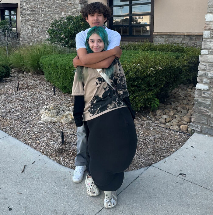 Menina de 14 anos com condição rara passa por 17 horas de cirurgia exaustiva para remover perna de 174 libras Menina de 14 anos com condição rara passa por 17 horas de cirurgia exaustiva para remover perna de 174 libras