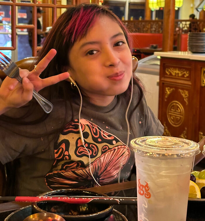 Menina de 14 anos com condição rara passa por 17 horas de cirurgia exaustiva para remover perna de 174 libras Menina de 14 anos com condição rara passa por 17 horas de cirurgia exaustiva para remover perna de 174 libras