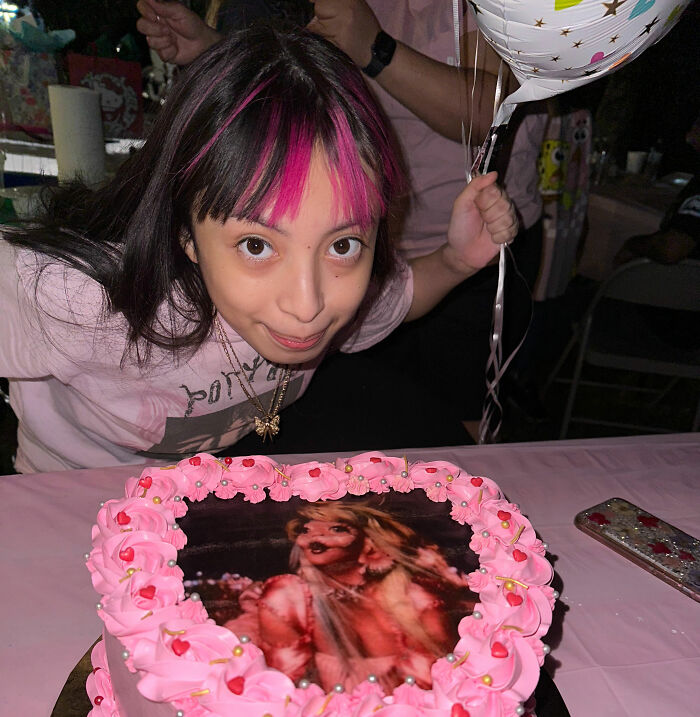 Menina de 14 anos com condição rara passa por 17 horas de cirurgia exaustiva para remover perna de 174 libras