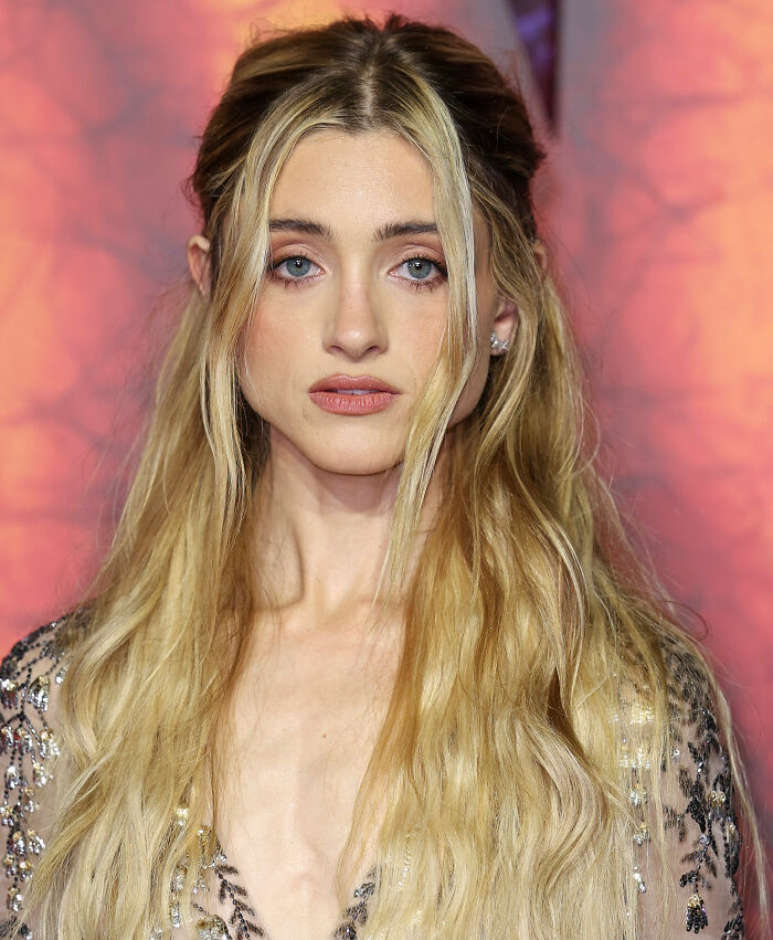 Stranger Things star Natalia Dyer with long blonde hair and neutral makeup, sparking fan comparisons to Ariana Grande. Stranger Things star Natalia Dyer with long blonde hair and neutral makeup, sparking fan comparisons to Ariana Grande.