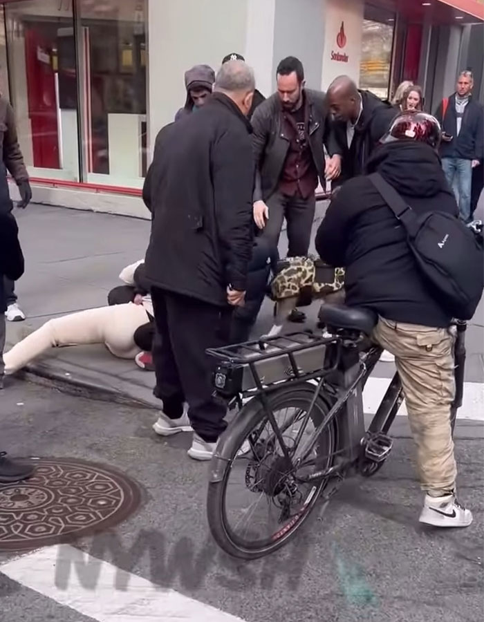 Crowd gathers on busy Manhattan street as pit bull attacks toddler, refusing to release grip during incident. Crowd gathers on busy Manhattan street as pit bull attacks toddler, refusing to release grip during incident.