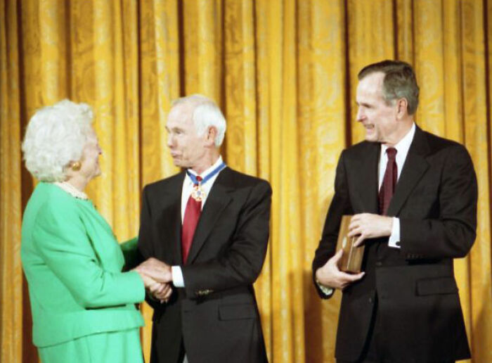 Three formally dressed people at an award ceremony, related to banned stars from the Tonight Show by Johnny Carson. Three formally dressed people at an award ceremony, related to banned stars from the Tonight Show by Johnny Carson.