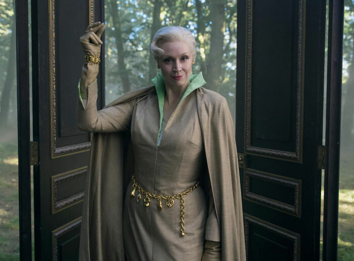 "A New Home For Lice": Gwendoline Christie’s Bizarre Hair Look Hijacks Fashion Awards "A New Home For Lice": Gwendoline Christie’s Bizarre Hair Look Hijacks Fashion Awards