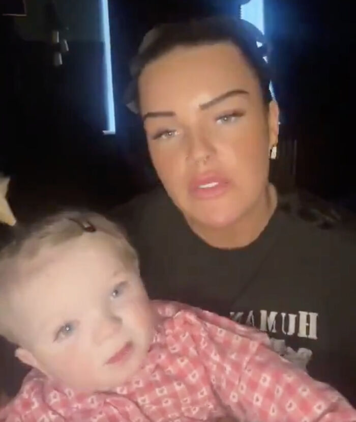 Uma mãe segurando seu filho dentro de casa, discutindo sobre seu bebê transgênero, enfrentando reações e controvérsias online. Uma mãe segurando seu filho dentro de casa, discutindo sobre seu bebê transgênero, enfrentando reações e controvérsias online.